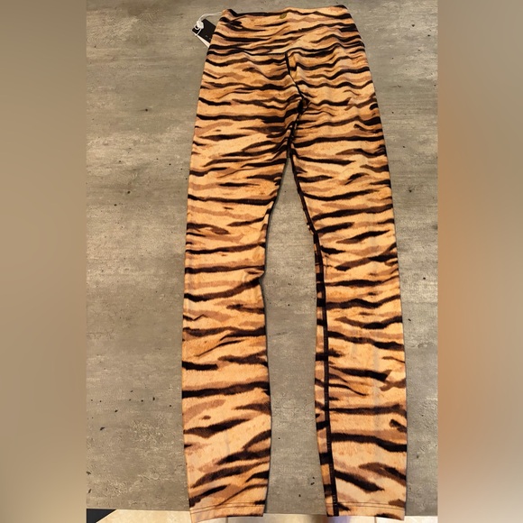 Beach Bunny Tiger Stripe Leggings Size XS NWT - Picture 3 of 6